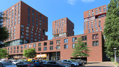 915146 Gezicht op de achtergevel van het City Campus Max gebouw (Europaplein) te Utrecht, vanaf het parkeerterrein, met ...